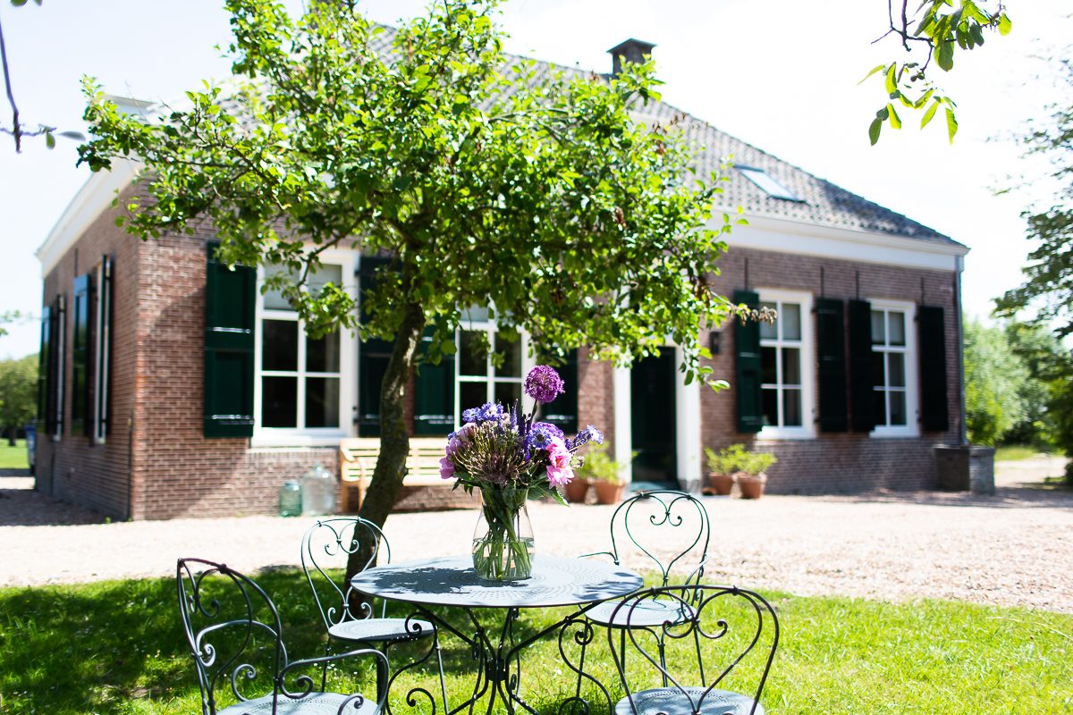 De tuin van de boerderij met zicht op het huis