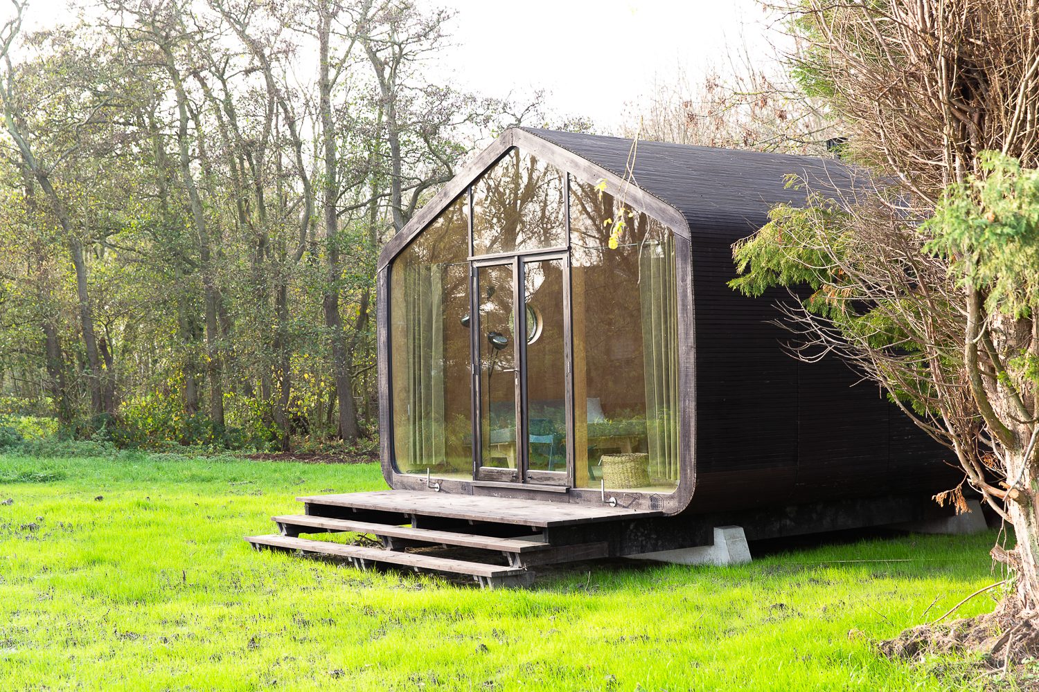 Het wikkelhouse tussen de bomen